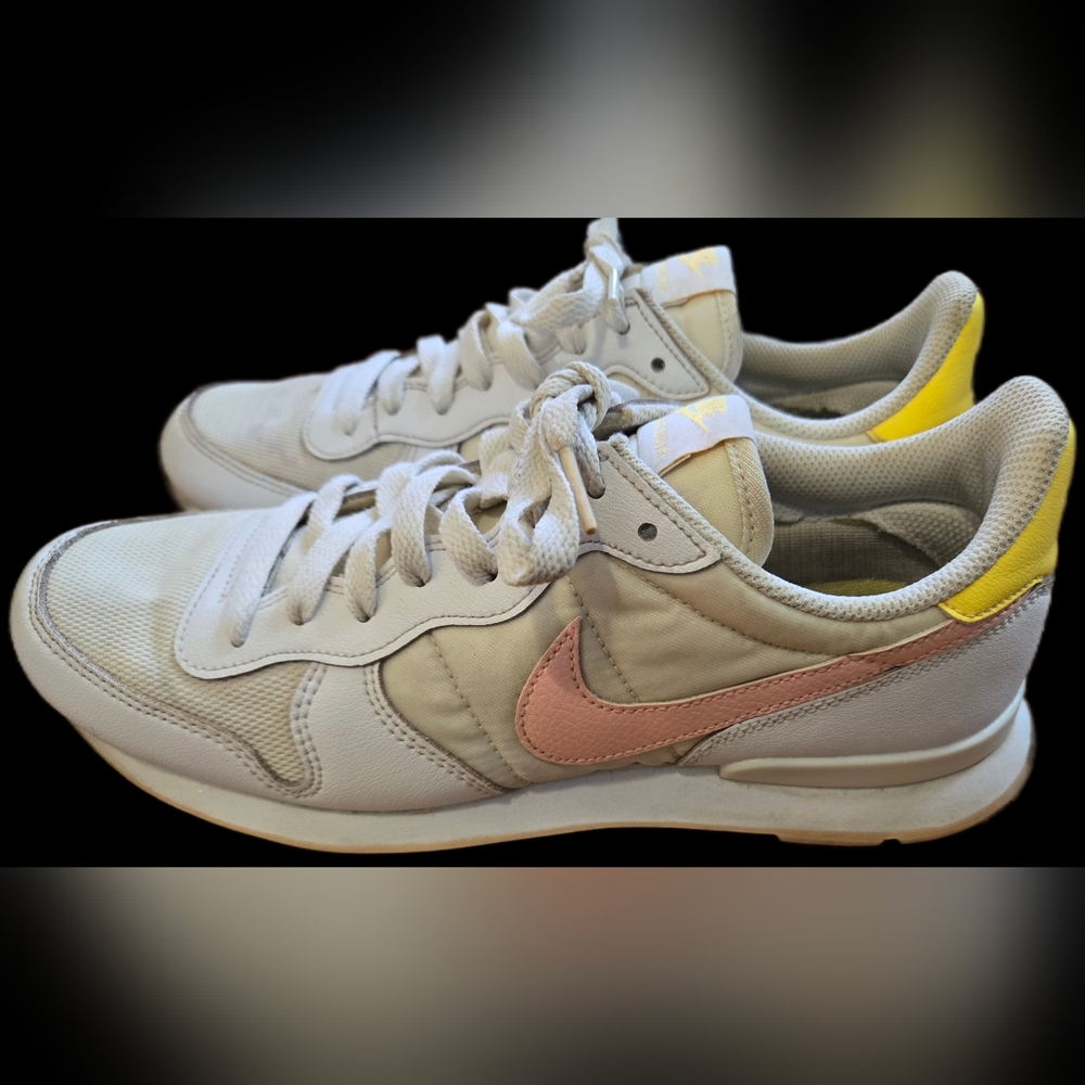 9.5 Nike Internationalist Lifestyle Sneakers